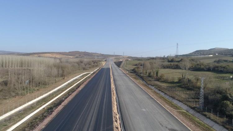 <p>Avrupa yakasında Trakya bölgesinin İstanbul’a ulaşımını sağlayarak, Yavuz Sultan Selim Köprüsü ve bağlantı yolları yardımıyla, şehir içi trafiğini rahatlatarak, 15 Temmuz Şehitler Köprüsü ile Fatih Sultan Mehmet Köprüsü üzerindeki trafik yoğunluğunu azaltması hedeflenen projenin Anadolu’nun İstanbul’a ulaşımını sağlayan Sakarya ve Kocaeli’deki yoğunluğun da azaltılması bekleniyor.</p>
