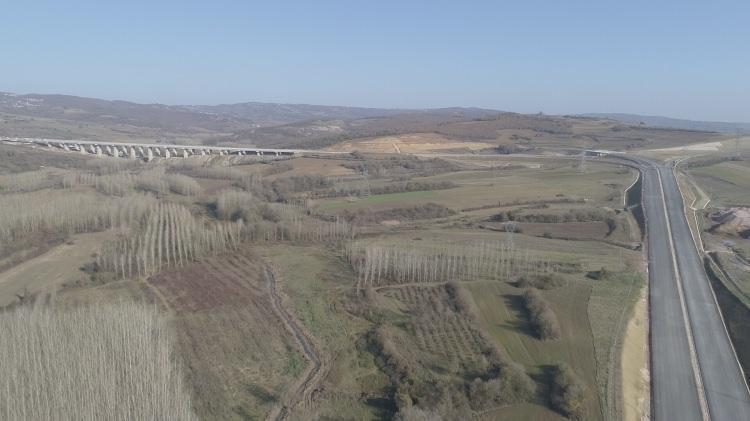 <p><strong>Projenin 5. kısmı Kocaeli trafiğine nefes aldıracak</strong></p>
<p>İki kıt’ayı birbirine bağlayacak ve ulaşımda büyük bir rahatlamayı sağlayacak olan Kuzey Marmara Otoyolu, dünyada eşi görülmeyen yapıları ile adından söz ettirecek. </p>