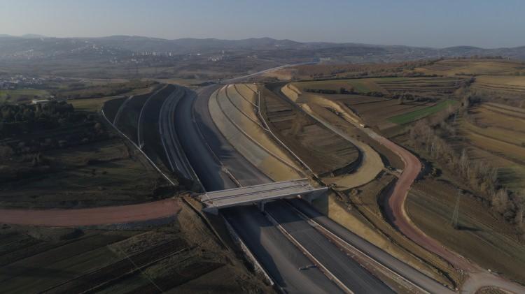 <p>Projede Dilovası Liman Kavşağı-İzmit kısmında inşa edilen 4 şeritli tüneller ise dünyanın en geniş tünelleri olma özelliğini taşıyor. </p>