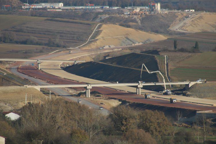 <p>Liman Bağlantı Yolundan başlayan yol Körfez ilçesinin Sevindikli Mahallesi’nden geçerek, İzmit Doğu Kavşağı mevkisinde TEM otoyoluna bağlanacak.</p>
