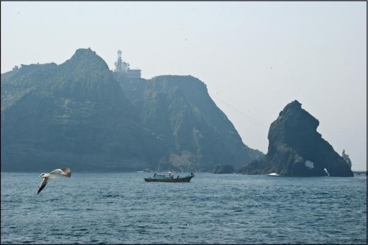 <p>Ancak Japonya, Takeshima olarak adlandırılan adanın Japonya Denizi'nde yer aldığını iddia ediyor.</p>
<p> </p>