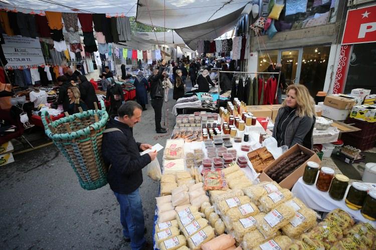 <p>Sipariş olmadığında da pazarda esnafı dolaştığını belirten Bardakçı, eşyasını taşıtmak isteyen müşteri kendisine yönlendirdiklerini anlattı.</p>

<p> </p>
