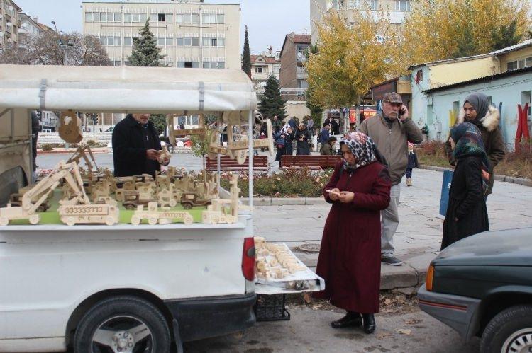 <p>4 çocuk babası emekli 66 yaşındaki Mehmet Hayati Çakıcı’nın Parkinson, Alzheimer, kalp yetmezliği, şeker ve tansiyon gibi hastalıkları nedeniyle yüzde 70 engelli raporu bulunuyor.</p>
