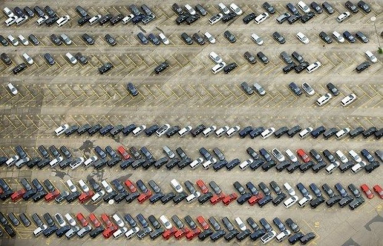 <p>Buna göre; Türkiye’de üretilen sıfır kilometre binek ve ticari taşıtlar için kredi faizi aylık yüzde 0,49-0,69 aralığına düşürüldü.</p>
<p>Kredi limiti binek araçlar için 50 bin 120 bin, ticari araçlar için 72 bin ile 120 bin arasında olacak. </p>
<p>Vade süresi ise binek araçlar için 18-36 ay, ticari araçlar için 30-60 ay arası uygulanacak. Kredi koşullarının anlaşmalı marka bazında değişiklik göstereceği bildirildi.</p>
<p>Kampanya, 1 Ekim ile 31 Aralık tarihleri arasında geçerli olacak.</p>