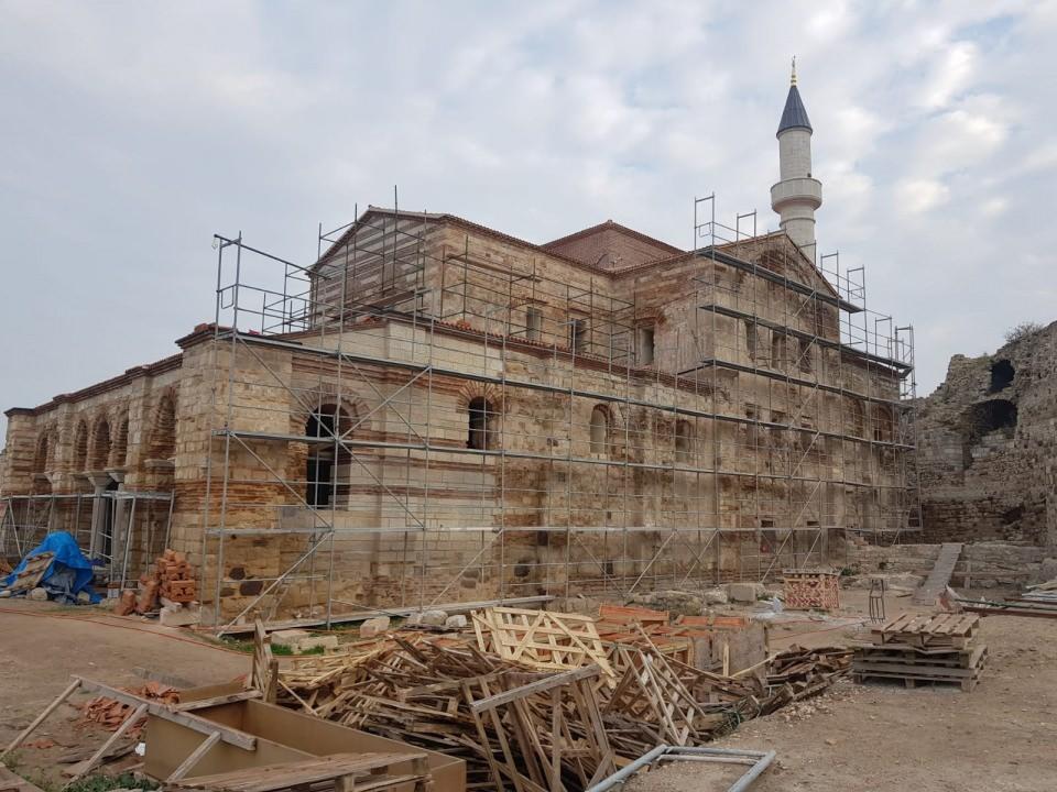 <p><strong>“Mevsim koşullarına göre en uygun imalatı gerçekleştireceğiz”</strong></p>
<p><br />
Mevsim koşulları nedeniyle çalışmaların belirli süreçlerle devam edebildiğini kaydeden Güneren, “Tabi artık kış mevsimi geldi, Enez’de çalışılmayan dönem geldi. İçeride mevsim koşullarına göre en uygun imalatı gerçekleştireceğiz, yapılabilecek imalatları. Daha sonra bir de burası arkeolojik site alanı içerisinde, Enez Kalesi içerisinde kalıyor malum. Dışarıda da bir peyzaj düzenlemesi, camiye çeşitli erişim yolları, abdest alma ihtiyacının giderilebileceği mekanlar ve çeşitli oturma mekanları oluşturma noktasında projemizi şu anda yürütüyoruz”</p>