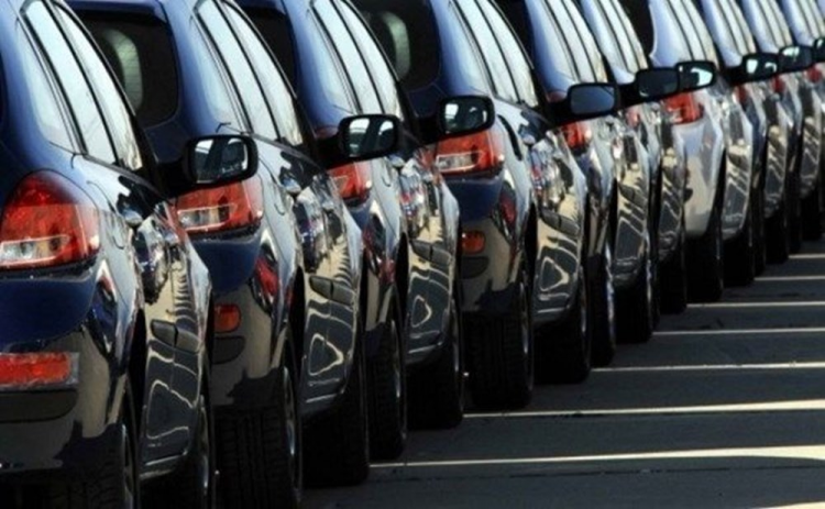 <p>2019 Kasım ayı sonunda otomobil pazarı segmentinin %85,7’sini vergi oranları düşük olan A, B ve C segmentlerinde yer alan araçlar oluşturdu. Segmentlere göre değerlendirildiğinde, en yüksek satış adetine %61,5 pay alan C (194.562 adet) segmenti ve ardından %24,0 pay ile B (75.973 adet) segmenti ulaştı.</p>
<p> </p>