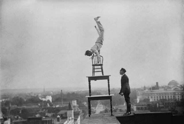 <p>Dünya tarihinde kameralara yansımış ilginç anlar. İşte o fotoğraflar...</p>

<p>Jammie Reynolds, 1921'de çatı katındaki sandalyelere oturdu.</p>
