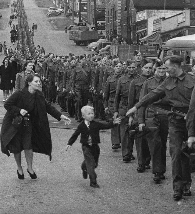 <p>1 Ekim 1940. Bu küçük çocuk, annesinden babasıyla birlikte olmak için kaçıyor.<br />
 </p>
