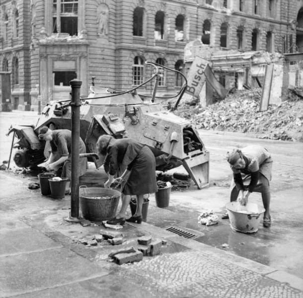 <p>Alman kadınları, 1945'te Berlin sokağında çamaşırlarını soğuk suyla yıkıyor.</p>
