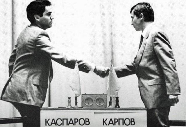 <p>Garry Kasparov vs Anatoly Karpov, 1985 yılında, maçtan önce efsanevi satranç oyuncuları.</p>

<p> </p>
