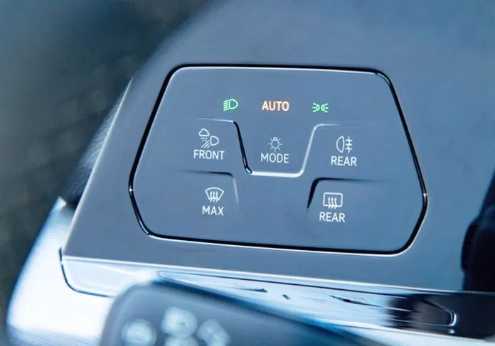 <p><strong>Yeni Volkswagen Golf 8 üzerindeki direksiyonun kumanda tuşları hariç neredeyse tüm fonksiyonlar dijital olarak kontrol edilebiliyor. “Touch slider” özelliği ile sıcaklık ve ses kontrollerine hızlı ve sezgisel erişim sağlanabiliyor.</strong></p>
<p> </p>
