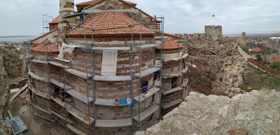 <p><strong>“İnşallah, 2020’nin Ramazan Ayı’nda ibadete açacağız”</strong></p>
<p><br />
Güneren, söz konusu caminin resmi iş bitirme süresinin 04 Temmuz 2020 yılına tekabül ettiğini hatırlatarak, “Kendi takvimimize göre zaten işin normal olarak Temmuz 2020 yılına kadar süresi var. 4 Temmuz 2020 yılına kadar süresi bulunan bir iş. Malumunuz Nisan, Mayıs ayları 2020 yılının Ramazan Ayı’na denk geliyor. Tahmin ediyorum, 2020 yılının Ramazan Ayı’nda ibadete camiyi açabileceğimizi düşünüyorum. Çevre düzenlemesi ile ilgili işlerde havanın biraz daha rahatlamasıyla, mevsimin biraz daha uygun hale gelmesiyle Haziran, Temmuz aylarında gerçekleştirilir. Ve bu kapsamda inşallah işin normal süresi içerisinde bitiririz. Böylelikle 1965 yılından beri yaklaşık 55 yıldır ibadete ve ziyarete kapalı olan bu mekanı, vakfiyesine uygun bir şekilde hem ibadete hem de ziyarete açmış olmayı ümit ediyoruz” dedi.</p>