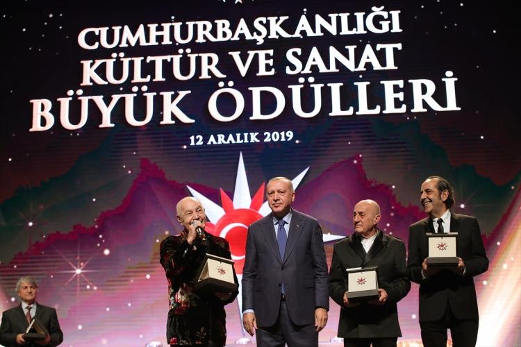 <p>Cumhurbaşkanı Erdoğan, "Türk pop ve rock müziğinde kültürel kimliğin temsiline verdikleri önem ve kırk yılı aşkın süredir devam ettirdikleri müzik çizgilerindeki istikrar ve başarıları dolayısıyla" "Müzik" alanındaki ödüle layık görülen Mazhar Alanson, Fuat Güner ve Özkan Uğur'dan MFÖ grubuna ödülünü verdi.</p>
