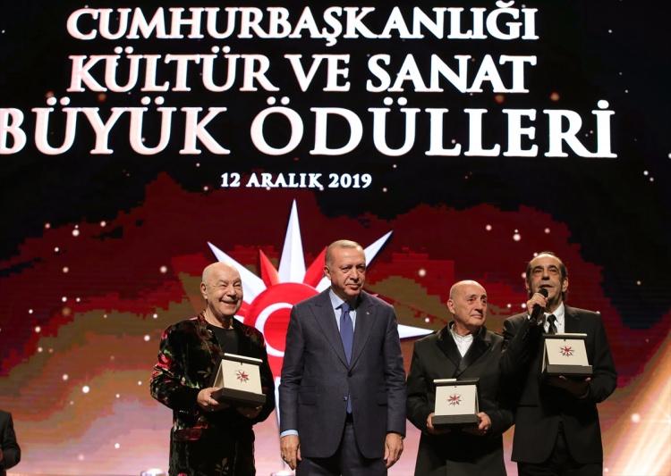 <p>Cumhurbaşkanı Erdoğan, "Türk pop ve rock müziğinde kültürel kimliğin temsiline verdikleri önem ve kırk yılı aşkın süredir devam ettirdikleri müzik çizgilerindeki istikrar ve başarıları dolayısıyla" "Müzik" alanındaki ödüle layık görülen Mazhar Alanson, Fuat Güner ve Özkan Uğur'dan MFÖ grubuna ödülünü verdi.</p>
