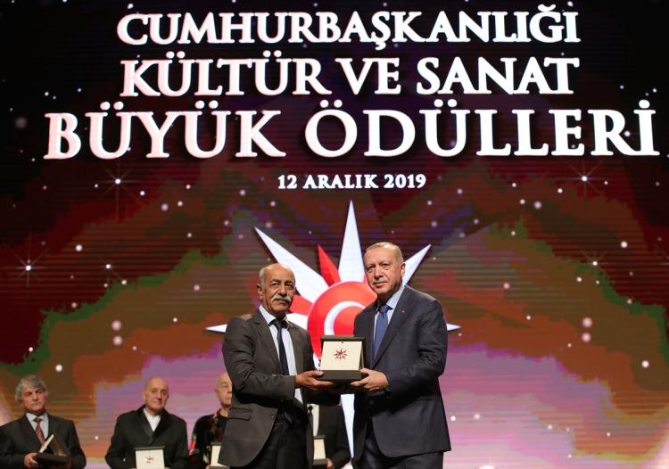 <p>Cumhurbaşkanı Erdoğan, "Geleneksel sanatlar" ödülüne layık görülen Fuat Başar'a ödülünü verdi.</p>
