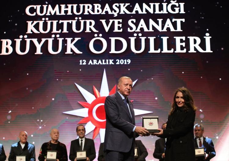 <p>Cumhurbaşkanı Erdoğan, "Vefa" ödülüne layık görülen eski Kültür ve Turizm Bakan Yardımcısı Ahmet Haluk Dursun'un ödülünü kızı Nilay Dursun'a verdi.</p>
