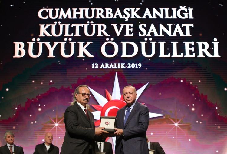 <p>Cumhurbaşkanı Erdoğan, "edebiyat" dalında ödüle layık görülen Nuri Pakdil'in ödülünü yazar Necip Evlice'ye verdi.</p>
