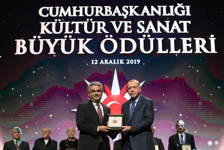 <p>Cumhurbaşkanı Erdoğan, "Mimarlık" ödülüne layık görülen Doğan Kuban'ın ödülünü Prof. Dr. Murat Gül'e verdi.</p>
