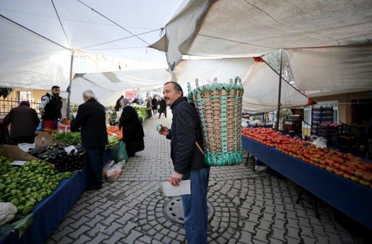 <p>Kendisini "ekspres küfeci" olarak tanımlayan 45 yaşındaki Ahmet Bardakçı, her sabah gün ışımadan yollara düşüyor, haftanın 5 günü gittiği semt pazarlarında dolaşarak ya da cep telefonundan kendisine ulaşan müşterileri için sipariş topluyor.  </p>
