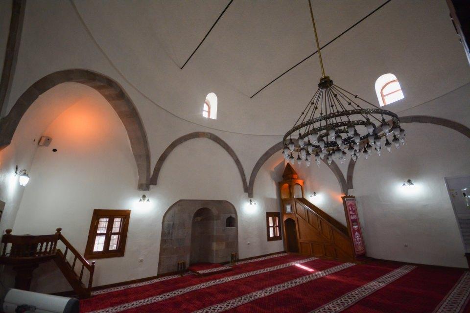<p><strong>Behramşah Camisi</strong></p>

<p>Bu yapılar arasında en eski olarak bilinen Behramşah Camisi, 8 asırlık tarihiyle dikkati çekiyor.</p>

<p>Beylikler döneminde Mengücek Beyi Muzafferüddin Muhammed tarafından 1184 yılında yaptırılan cami, bugüne kadar ulaşmış durumda. Restorasyon çalışmaları 2016 yılında tamamlanan cami ibadete açık. </p>
