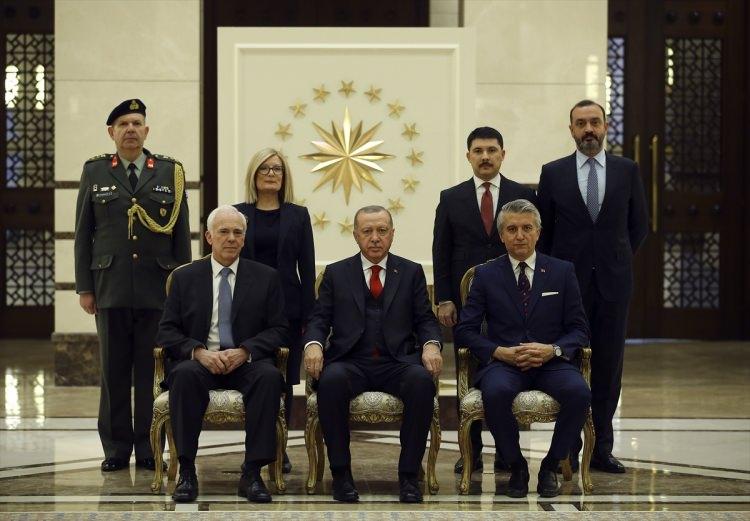 <p>Türkiye Cumhurbaşkanı Recep Tayyip Erdoğan, Yunanistan'ın Ankara Büyükelçisi Michael-Christos Diamessis'i kabul etti. Cumhurbaşkanlığı Külliyesi'ndeki kabulde, Büyükelçi Diamessis, Erdoğan'a güven mektubu sundu. Diamessis, bazı büyükelçilik mensuplarını Cumhurbaşkanı Erdoğan'a takdiminin ardından hatıra fotoğrafı çektirildi.</p>

