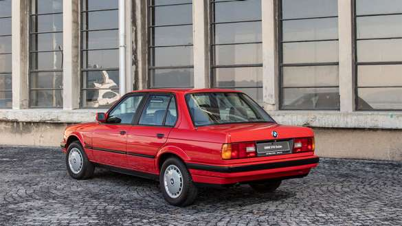 <p>Otomobilin standart tasarım özelliklerinden birisi olan çiftli ön aydınlatma grubu o dönemden günümüze BMW 3 Serisi’nin tüm nesillerinde kullanılmasının yanında, dönemin çocukları için gurbetçi yakınları anımsatan bir sıcak hatıra niteliğindedir.<br />
</p>