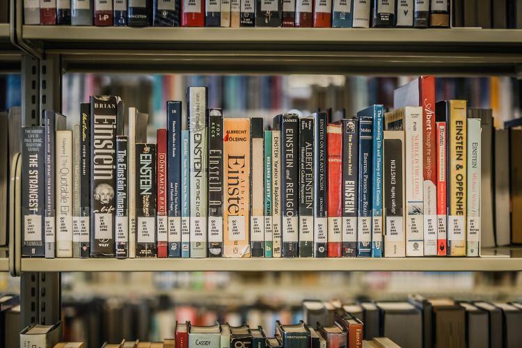 <p>Bilgi Merkezi'nde, üniversite mensupları kendilerine verilen dizüstü bilgisayarlarla çalışmalarını yapabiliyor.</p>
