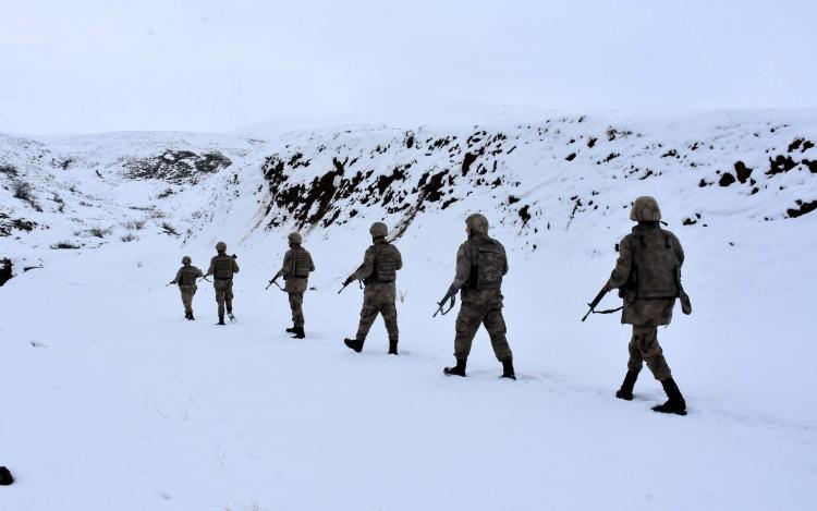 <p><strong>"Terör örgütlerine göz açtırmıyoruz"</strong></p>

<p> Kulede nöbet tutan jandarma er Fatih Topuz da vatani görevini en iyi şekilde yaptığını ifade ederek, "Vatanın bölünmez bütünlüğü için 7/24 ellerimiz tetikte bekliyoruz. </p>
