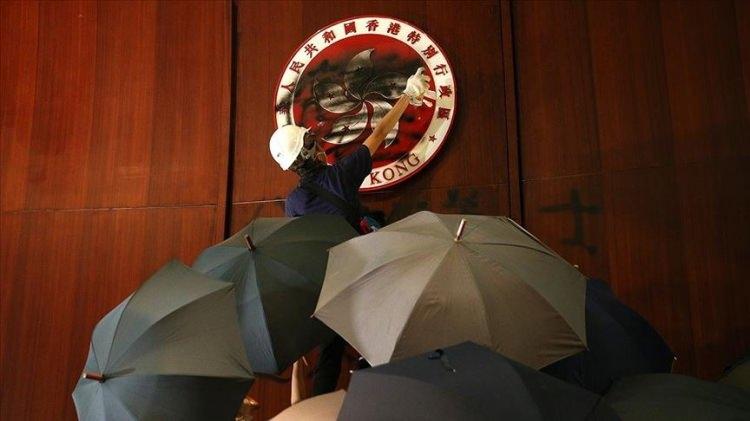 <p>12 Haziran</p>
<p>- Çin'in Hong Kong Özel İdari Bölgesi'nde suçluların Çin'e iadesini kolaylaştıran yasal düzenlemeye karşı düzenlenen geniş katılımlı protesto sırasında en az 79 kişi yaralandı.</p>