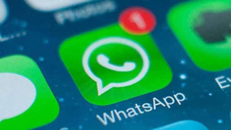 <p>NE ZAMAN 'MAVİ TIK' OLDU?</p>

<p>Eğer sürekli konuşmalarınızı takip etmiyorsanız, küçük tik işaretlerinin maviye dönüştüğü anı kaçırabilirsiniz. Artık gönderdiğiniz mesajı basılı tutarak çıkan "Bilgi" opsiyonunu tıklayarak bir tikin ne zaman maviye dönüştüğünü görebilirsiniz. Aynı işlemi attığınız mesajı kaydırarak da yapabilirsiniz. Bu işlem sayesinde attığınız mesajın karşı tarafa iletilip iletilmediğini ve okunup okunmadığını takip edebiliyorsunuz.</p>
