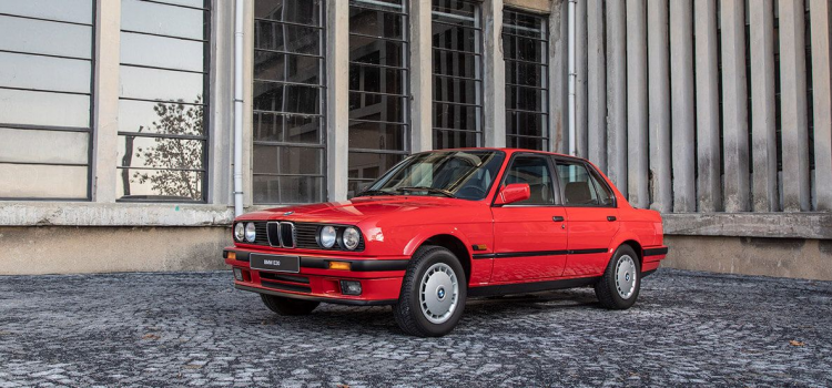 <p>Otomobilin üstü açık versiyonu 1985 yılında ortaya çıkmıştır. İlk üstü açık BMW 3 Serisi’nin sunulması kadar, bu yıl aynı zamanda <strong>ilk BMW M3</strong>’ün tanıtılması açısından da kayda değerdir. </p>
