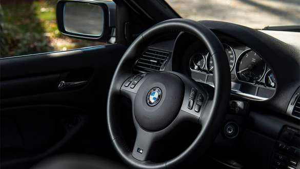<p>BMW’nin <strong>dördüncü nesil</strong> 3 Serisi modeli, tıpkı bir önceki nesilde olduğu gibi, evvela sedan versiyonu ile lanse ediliyor. Coupé, Cabrio, Touring, Compact ve M3 ise Sedan’dan sonra tanıtılıyor. </p>