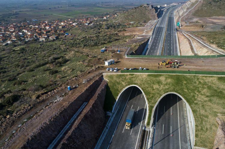 <p>Söz konusu bölgede 305 işçi, 16 arkeolog, 35 müze uzmanı ve restoratörün katıldığı kurtarma kazılarında 986 kültür varlığı çıkarıldı. Tarihi eserler, daha sonra ayrıntılı şekilde incelenmek üzere müze laboratuvarına götürüldü.</p>
<p> </p>