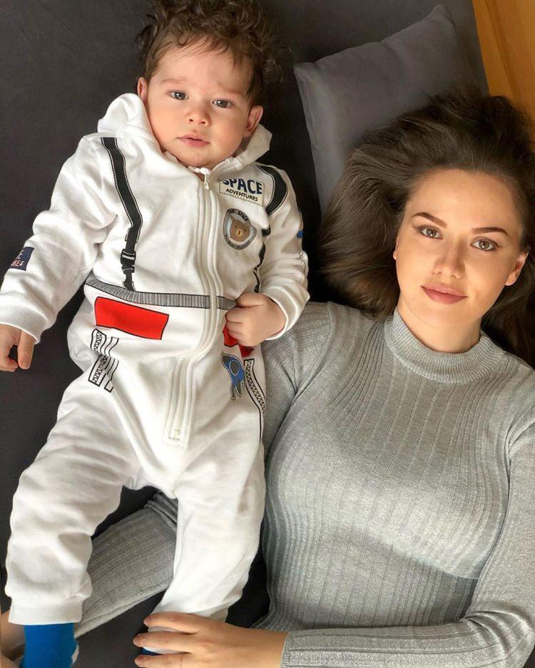 <p><strong>Fahriye Evcen ve Burak Özçivit</strong></p>

<p>Nisan 2019'da dünyaya gelen çocuklarına 'Karan' adını verdiler.</p>

<p> </p>
