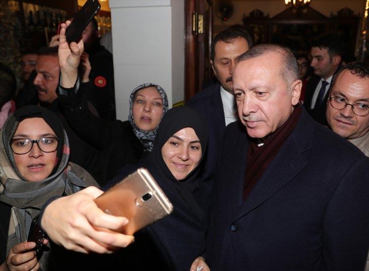 <p>Haliç Kongre Merkezi'ndeki 2019 Necip Fazıl Ödülleri Töreni'ne katılan Erdoğan, buradan ayrıldıktan sonra Fatih'teki Vefa Bozacısı'na gitti.</p>
