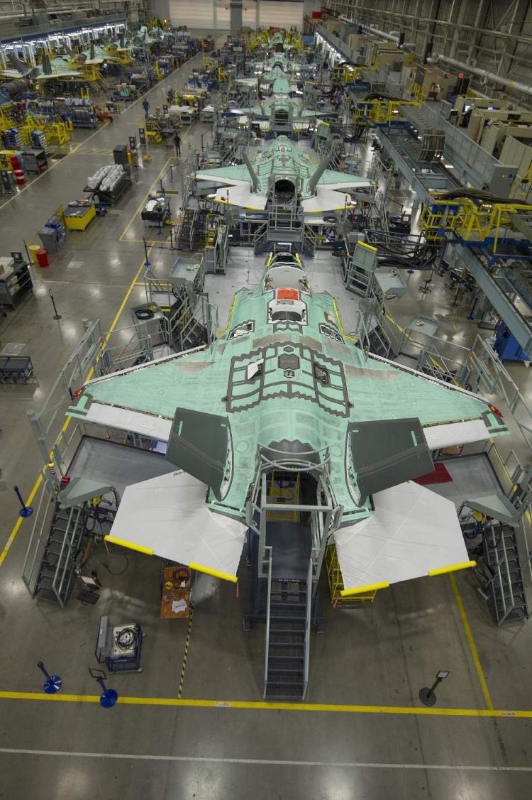 <p>Üretim merkezlerinde binlerce kişi 7/24 vardiyalı bir şekilde büyük bir hassasiyet içinde  F-35'Ier üzerinde çalışıyor. </p>
