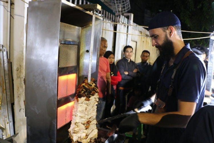 <p>Eşinin Endonezyalı olduğunu ve iki çocukları bulunduğunu belirten Mustafa, ''Günde 300’den fazla döner satıyoruz. Yoğunluk olduğu için önceden gelenlerin isimlerini kaydediyoruz. Şu anki yerimiz küçük olduğundan mevcut talebe yetişemiyoruz.'' diye konuştu.</p>
