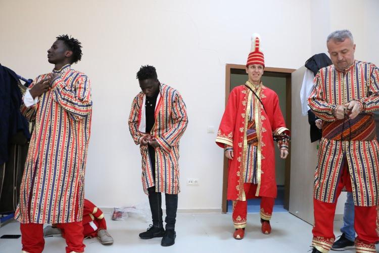 <p>Aksaray Üniversitesinde (ASÜ) eğitim gören Ugandalı 4 öğrenci, 2 yıl önce kurulan mehter takımında hünerlerini sergiliyor.</p>
