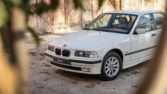 <p>E36 gövde kodlu üçüncü nesil BMW 3 Serisi’nin tasarımında ön aydınlatma grubunu muhafaza eden far camı ve fark edilir ölçüde yatık tasarlanmış tavan sütunları ön plana çıkıyor. </p>