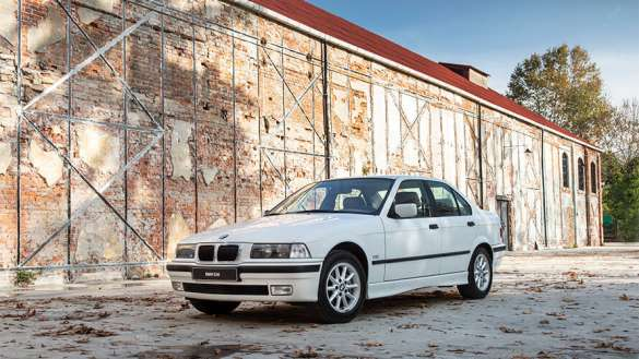 <p>1994 yılının Mart ayında tanıtılan otomobilin ön bölümü diğer E36 modelleriyle aynı olsa da arka kısmı coupé gövdeye kıyasla 22.5 cm kısaltılmış ve üç kapılı hatchback kavramına orijinal bir yaklaşım geliştirilmiştir. </p>