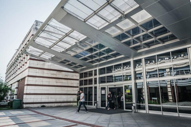 <p>683 kişilik oturma ve 300.000 cilt raf kapasitesine sahip. Merkez'de 69 elektronik donanımlı kişisel çalışma kareli,</p>
