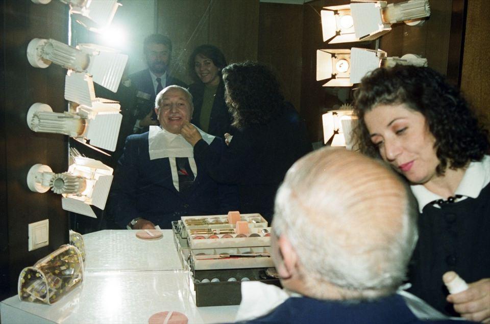 <p>Refah Partisi Lideri Erbakan, erken seçim dolayısıyla çekimler için TRT'de makyaj karşısında - 1991</p>

<p> </p>
