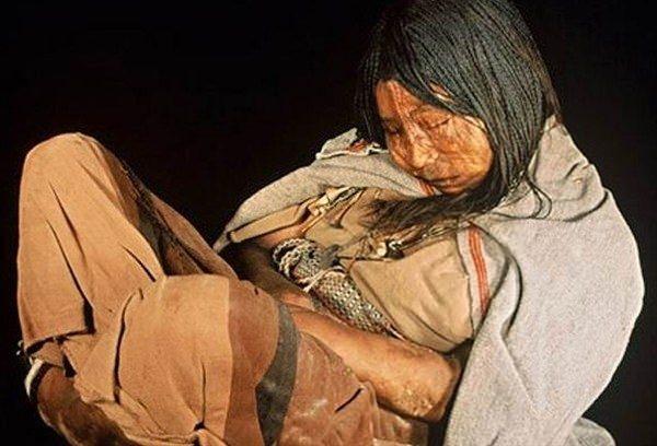 <p>Maiden’in cansız bedenine yapılan otopsi esnasında şaşırtıcı bir şeyle karşılaştılar. 15 yaşındaki küçük kız kurban edildiği sırada kendisine alkol verildiği için kendinde değilmiş.</p>

<p> </p>
