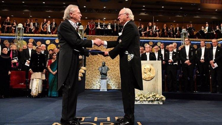 <p>10 Aralık</p>
<p>- 2019 Nobel Edebiyat Ödülü, Bosna Hersek'in doğusundaki Srebrenitsa'da 1995'de işlenen soykırımı inkar eden Avusturyalı yazar Peter Handke'ye verildi. Handke'nin Nobele layık görülmesi tüm dünyada tepki çekti.</p>