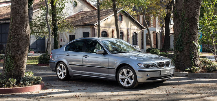 <p>E46 gövde kodlu dördüncü nesil BMW 3 Serisi tasarım, sportiflik, konfor, rafinelik ve kalite standartları açısından zamanının ötesinde bir otomobildir ki E46’nın tüm zamanların en çok satılan BMW 3 Serisi nesli olması bu noktada kayda değer. </p>