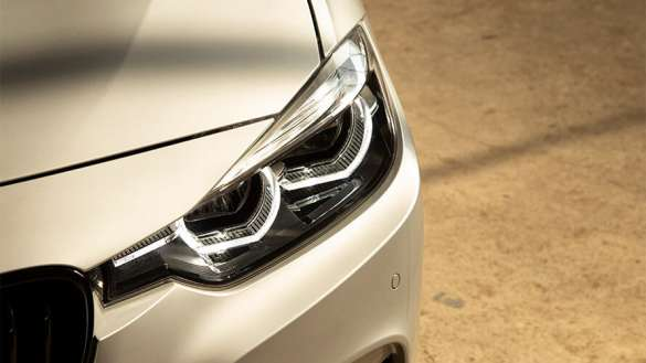 <p>Tamamı turbo beslemeli motorlarla donatılan F30 gövde kodlu otomobil güç, yakıt tüketimi ve emisyon gibi başlıklarda önemli bir ilerleme kaydederken, ActiveHybrid 3 ve sonrasında tanıtılan 330e iPerformance isimli hibritler ise geleceğe ışık tutuyor.</p>