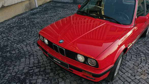 <p><strong>BMW 3 Serisi’nin ikinci nesli, E30 (1982)</strong></p>
<p>2.3 litrelik dört silindirli motor, tasarımsal ve aerodinamik kaygılarla hazırlanmış modele özgü gövde kiti ve otomobilin 6,15 kg başına 1 bg güç sunması hatırlanmaya değer detaylar.</p>