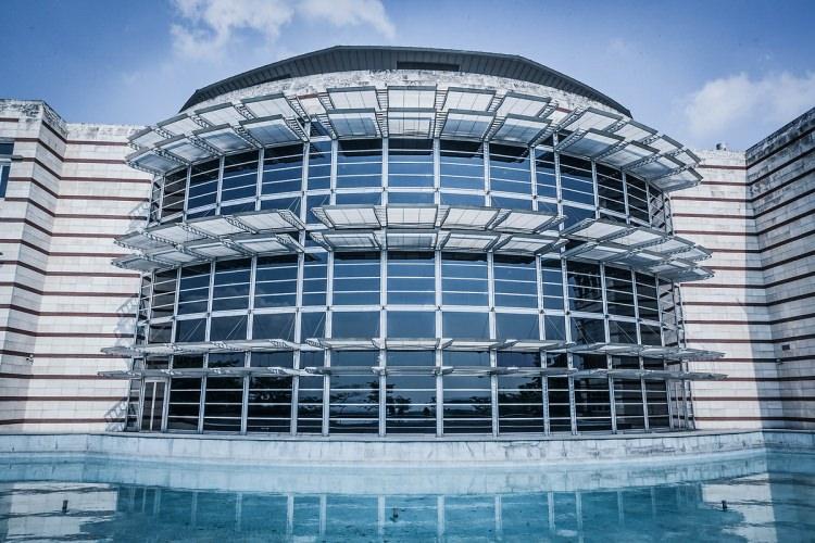 <p><span style="color:#FFD700"><strong>Sabancı Üniversitesi bilgi merkezi elinde bulundurduğu kaynaklarla kullanıcılarına hizmet veriyor. İşte o bilgi merkezi...</strong></span></p>

<p>Sabancı Üniversitesi'nin Tuzla'daki kampüsünde yer alan Bilgi Merkezi, basılı kaynaklardan e-kitaplara, araştırma veri tabanlarından elektronik ortamdaki sanat koleksiyonlarına kadar yaklaşık 500 bin kaynakla kullanıcılarına hizmet veriyor.</p>
