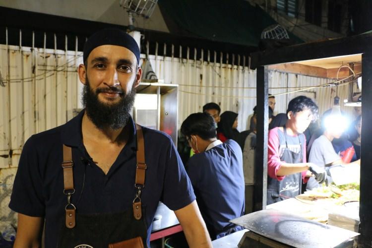<p>- ''Döner alabilmek için 2 saatlik mesafeden geldim'' </p>

<p>Müşterilerden 28 yaşındaki Elies Lina Mulyani, yakın zamanda Türkiye'yi ziyaret ettiğini belirterek ''Türk döner ve kebaplarını seviyorum. Burada satılan dönerin ününe YouTube videosunda denk geldim. Döner almak için de başkente 2 saat mesafedeki Bekasi bölgesinden geliyorum. Başkentte satılan diğer dönerlerden farklı gözüküyor. Taze ürünler kullanıyor.'' ifadelerini kullandı.</p>

