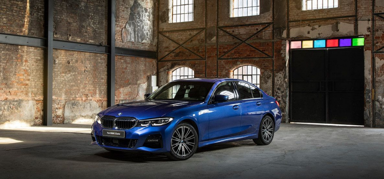 <p>Tasarımın bütününe entegre edilen üç boyutlu böbrek ızgaraları, çiftli ön aydınlatma grubu ve iç mekanda sürücüye dönük konsoluyla BMW geleneklerine sadık kalan otomobil, aynı zamanda BMW’nin yakın geleceğine ışık tutan benzersiz teknolojiler barındırıyor ve ‘Tutkularınızın Mühendisliği’ sloganıyla BMW tutkunlarına sunuluyor.</p>